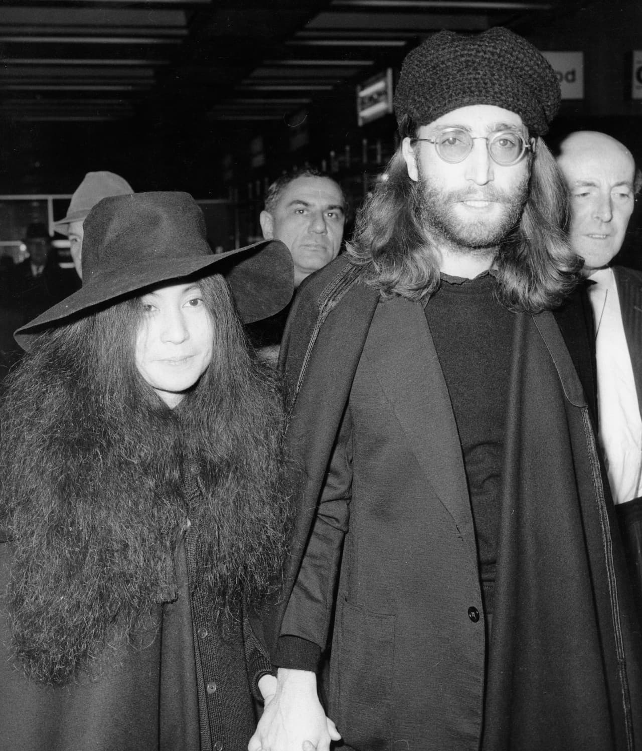 Una parte de la exposición incluía un letrero que decía "clava un clavo", él preguntó si podía hacerlo y ella se negó pues su expo iniciaba hasta el día siguiente.