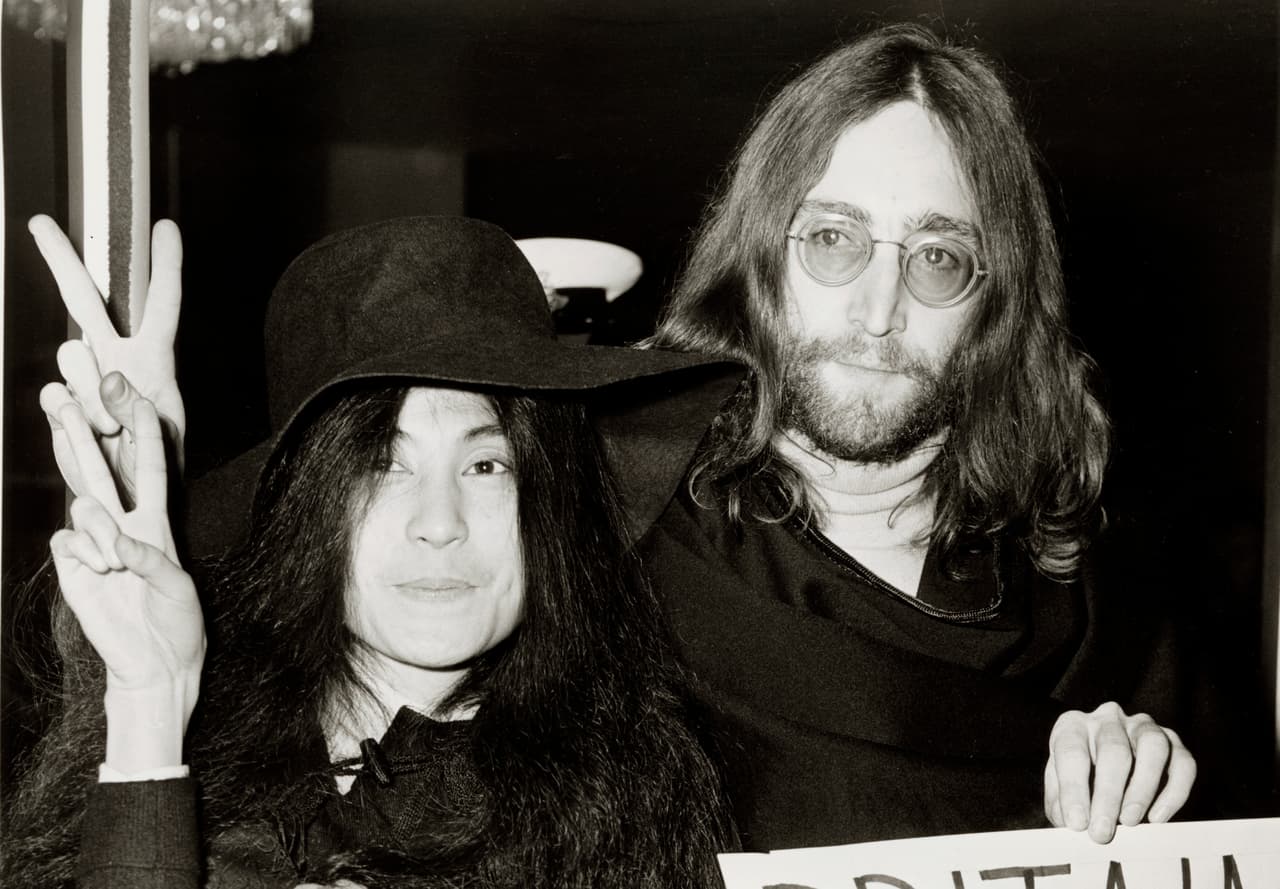 Un día de 1966, en Londres, John visitó una exposición de Yoko, sin conocerla. Lo que más atrajo a John de la galería fue una escalera que llevaba a un canalejo y al mirar por él, lo que decía era la palabra "Yes". El ver ese letrero inspiró a John Lennon a seguir caminando por la galería, donde encontró a Yoko.