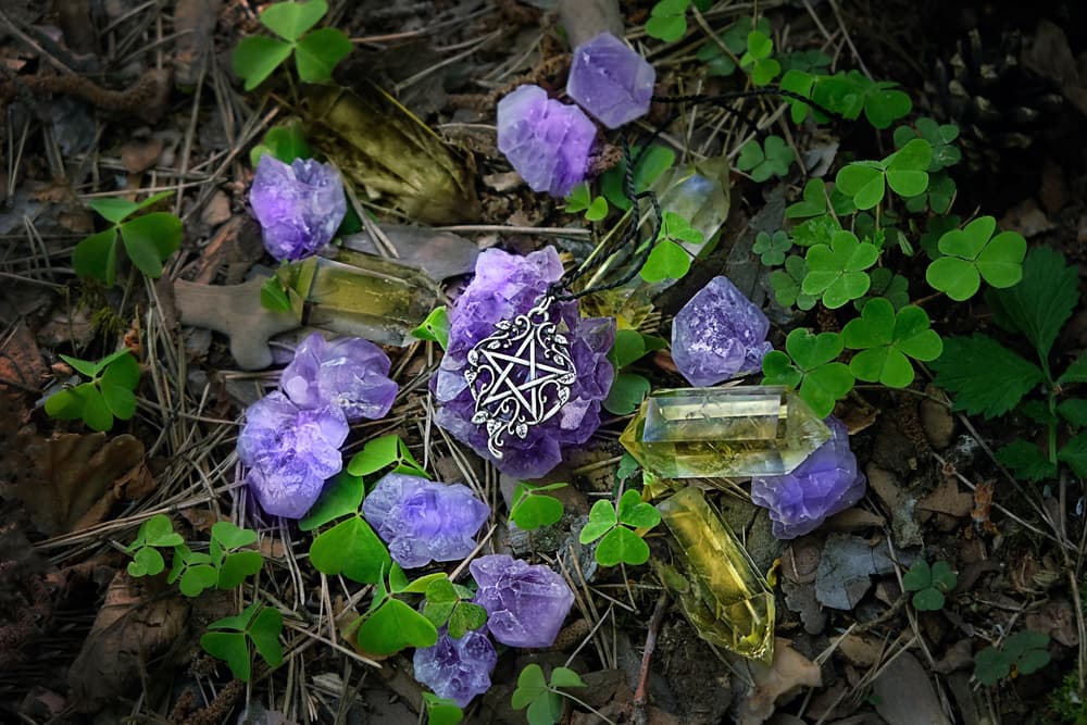 Estos se utilizan como amuletos o talismanes para alejar las malas energía y equilibrar las buenas. Ahora que ya sabes cómo protegerte de las malas intenciones, prepara tu amuleto y llévalo contigo a todas partes.
<br>