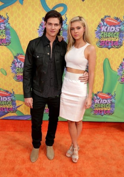 ¡Nicola Peltz y Will Peltz fueron el perfecto yin y yang con estos 'outfits'! Guapos y adecuados los dos.