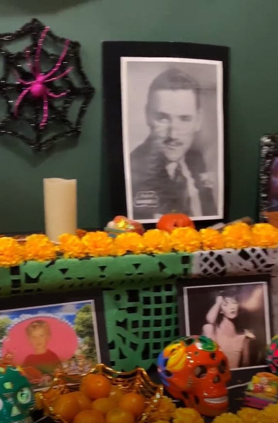 "Esta ofrenda es para que ellos se acuerden de que estamos nosotros aquí y pidan allá por nosotros, acuérdense que todas las personas que se han ido es porque están allá arriba cuidándonos", agregó la primogénita de Silvia Pinal.
<br>