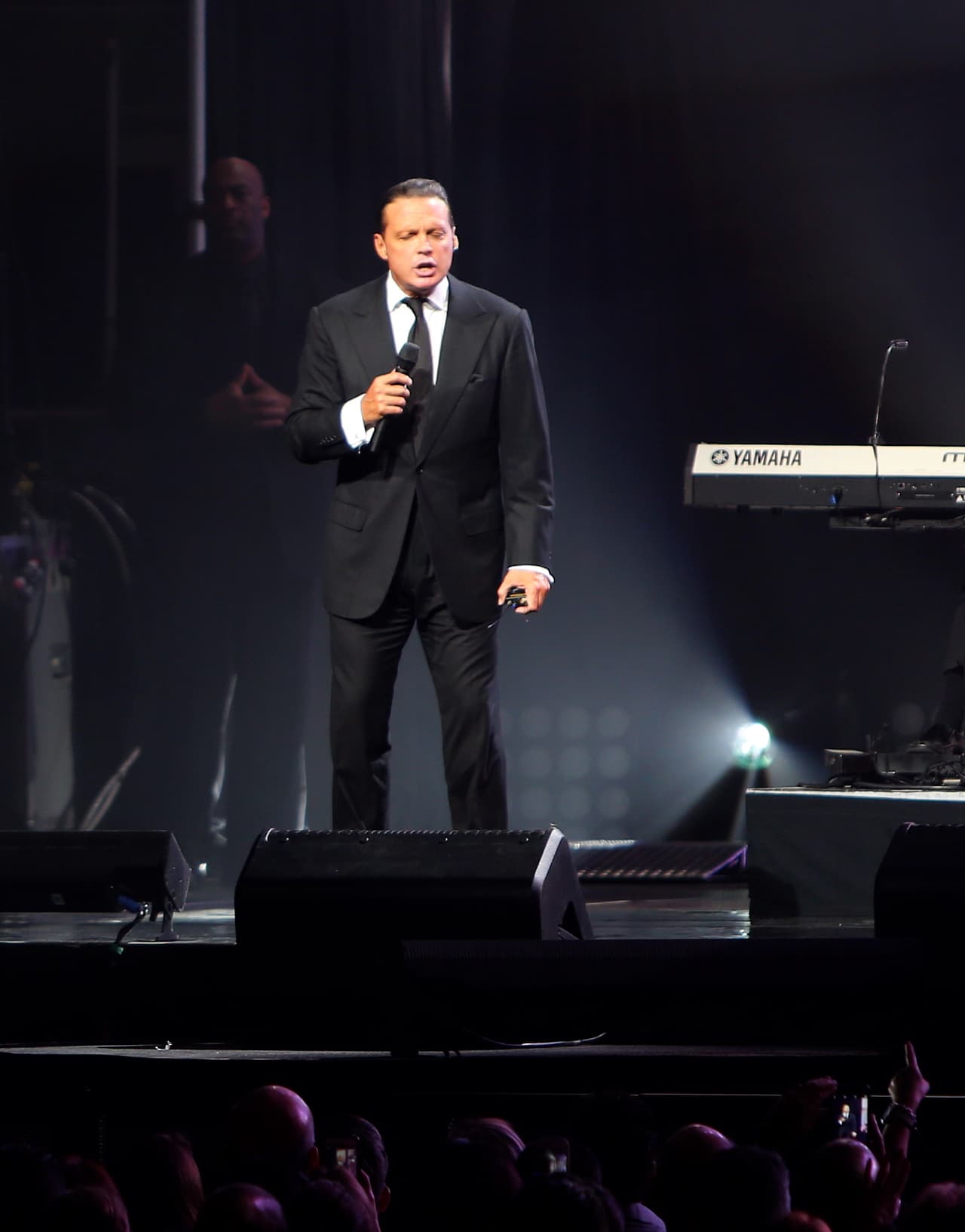 Arias, quien guarda un gran parecido con Luis Miguel, acudió a los tribunales puertorriqueños sin éxito para solicitar que el cantante se sometiera a una prueba ADN, que afirmaba comprobaría que era su padre.