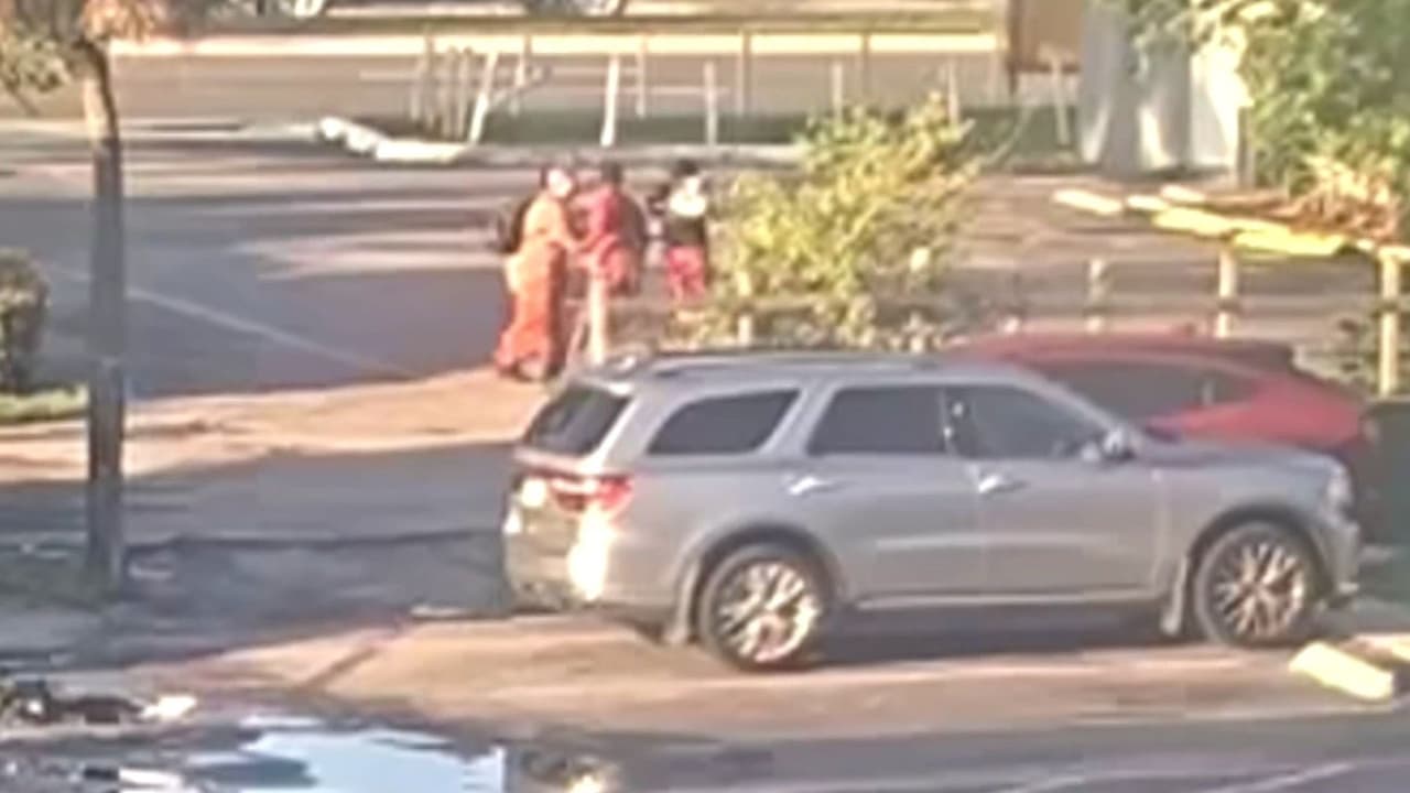 Buscan al hombre que golpeó a una madre y su hijo con autismo cuando iban a una parada de autobús en Florida