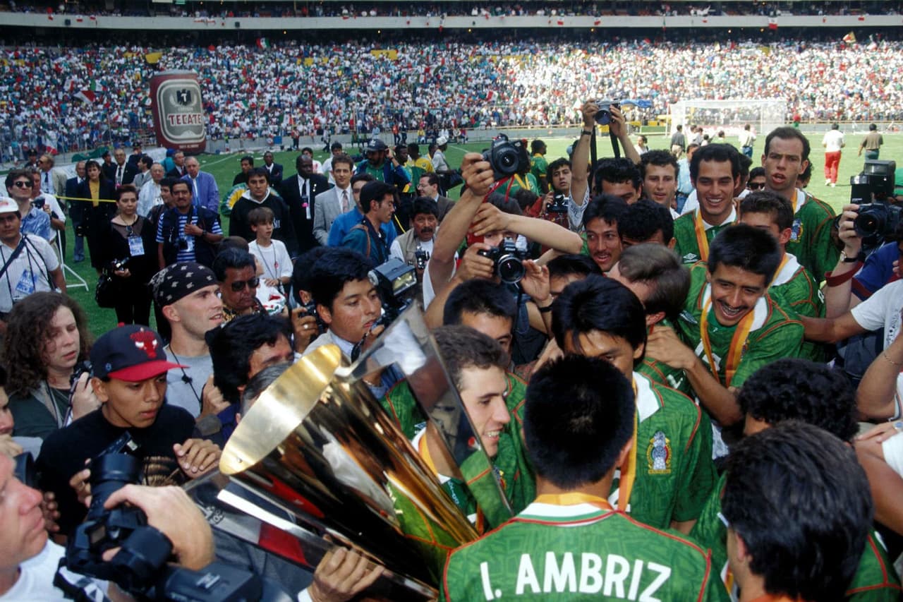La revancha de aquella derrota en la Copa Oro de 1991 llegó un par de años después, el 25 de julio, cuando México goleó 4-0 a Estados Unidos en la Final, celebrada en el Estadio Azteca.