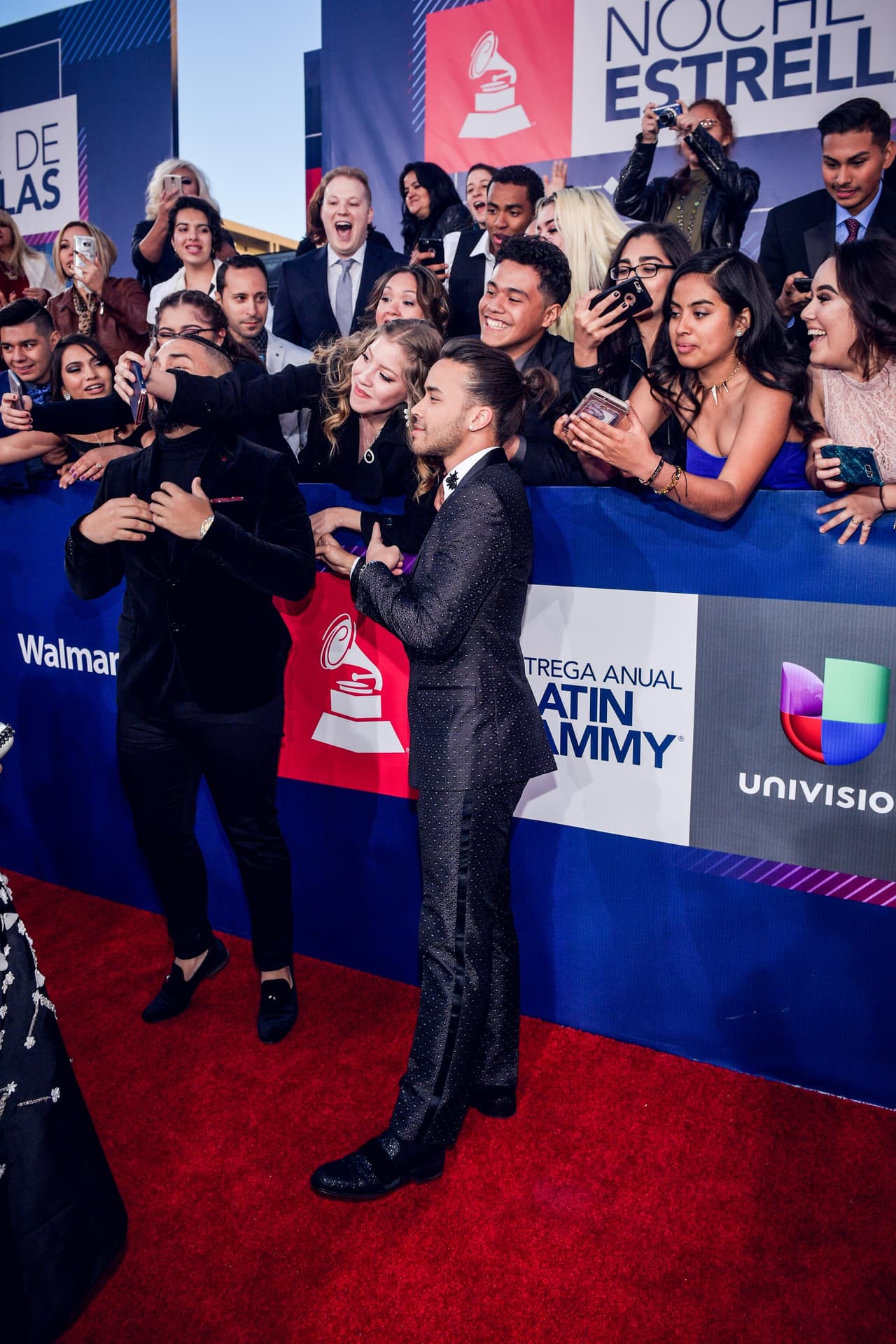 Prince Royce no paraba de saludar al público.