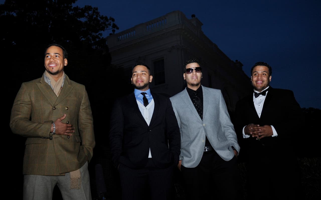 Durante la primera etapa de Aventura se hacían llamar Los Tinellers, y son originarios del barrio del Bronx, en la ciudad de Nueva York.