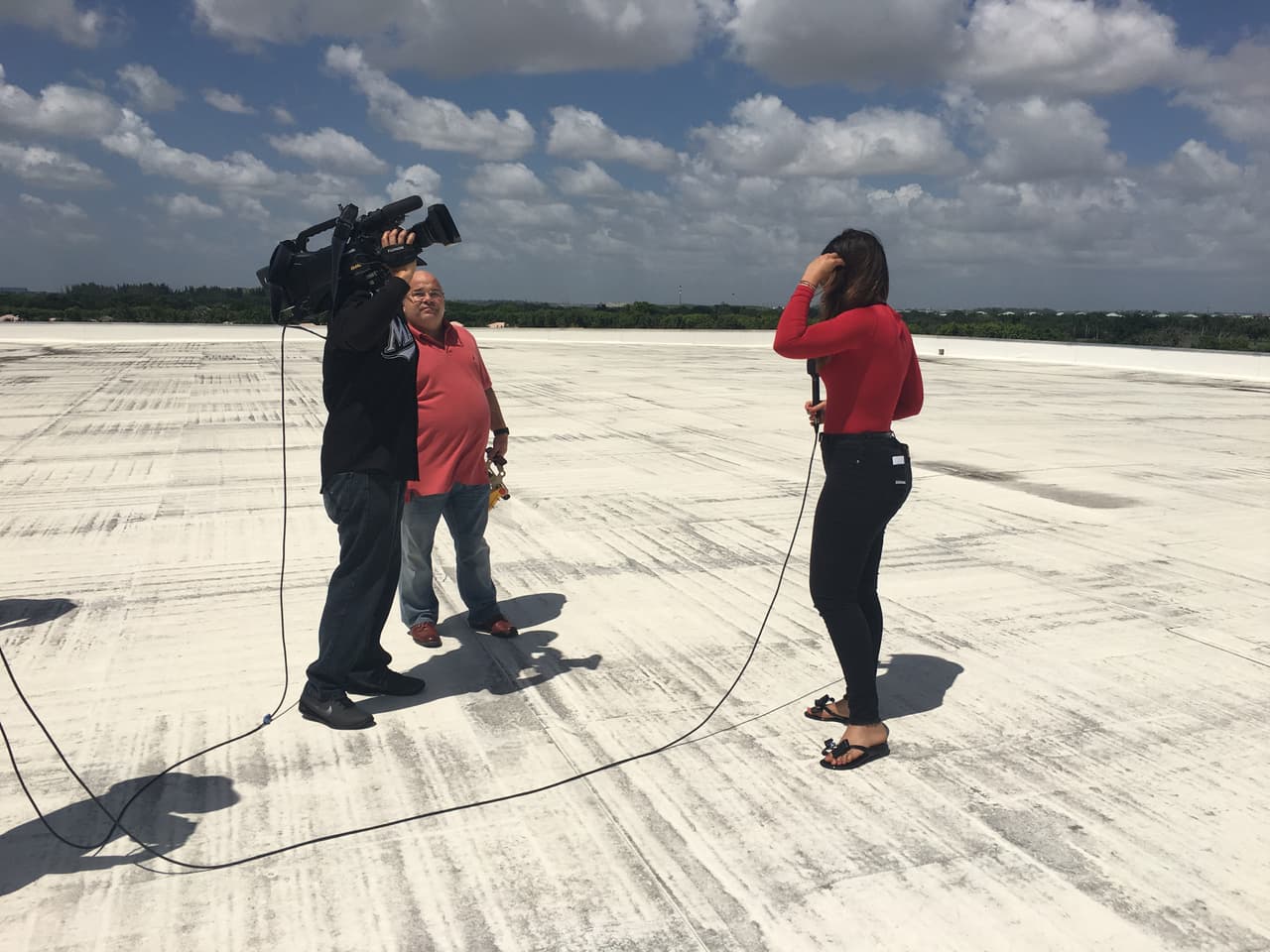 Los productores aprovecharon y Clarissa hizo su participación en el show desde el techo.