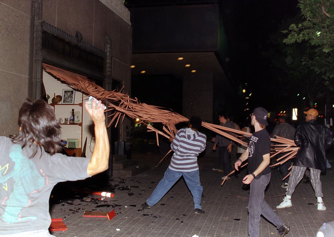 Una imagen de los saqueos y destrucción de los negocios angelinos hace 25 años.