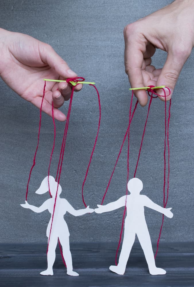 ¡Grave error! Una cosa es aplicar la fuerza del amor para lograr mejorar un hábito negativo, y superarlo, lo cual es hermoso, y otra es tratar de imponer por medio de la manipulación sentimental tu manera de ser en tu pareja. En ese caso, las posibilidades son pocas.