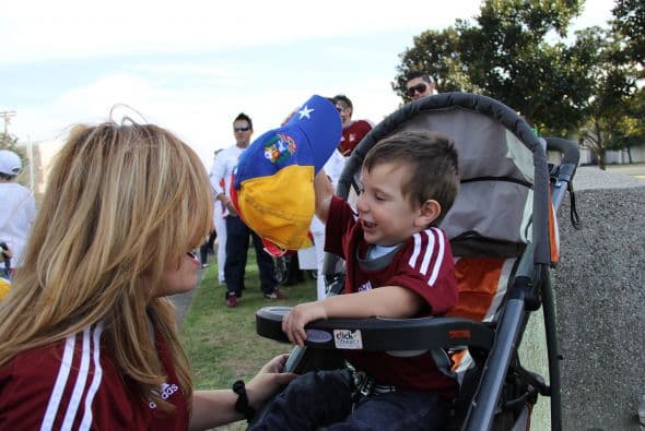 Pese a las distancias y tráfico característico de Los Ángeles, cientos de Venezolanos se unieron a la campaña mundial #SOSVenezuela para apoyar a todo el pueblo venezolano tras 10 días de protestas continuas en dicho país. A la manifestación se unieron guatemaltecos, peruanos, brasileños, libaneses, americanos y muchas otras nacionalidades que hacen vida en la Cosmopolita ciudad del oeste del país. Consignas, cantos y la familiaridad característica venezolana recibieron apoyo de los transeúntes en los alrededores del edificio Federal ubicado en la avenida Wilshire.
