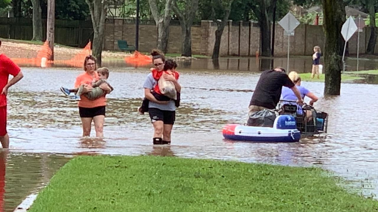 Varias calles se inundaron en el área de Fort Bend y afectó a decenas de residentes. Las autoridades recomiendan a la población mantenerse vigilante y respetar las indicaciones.
<br>