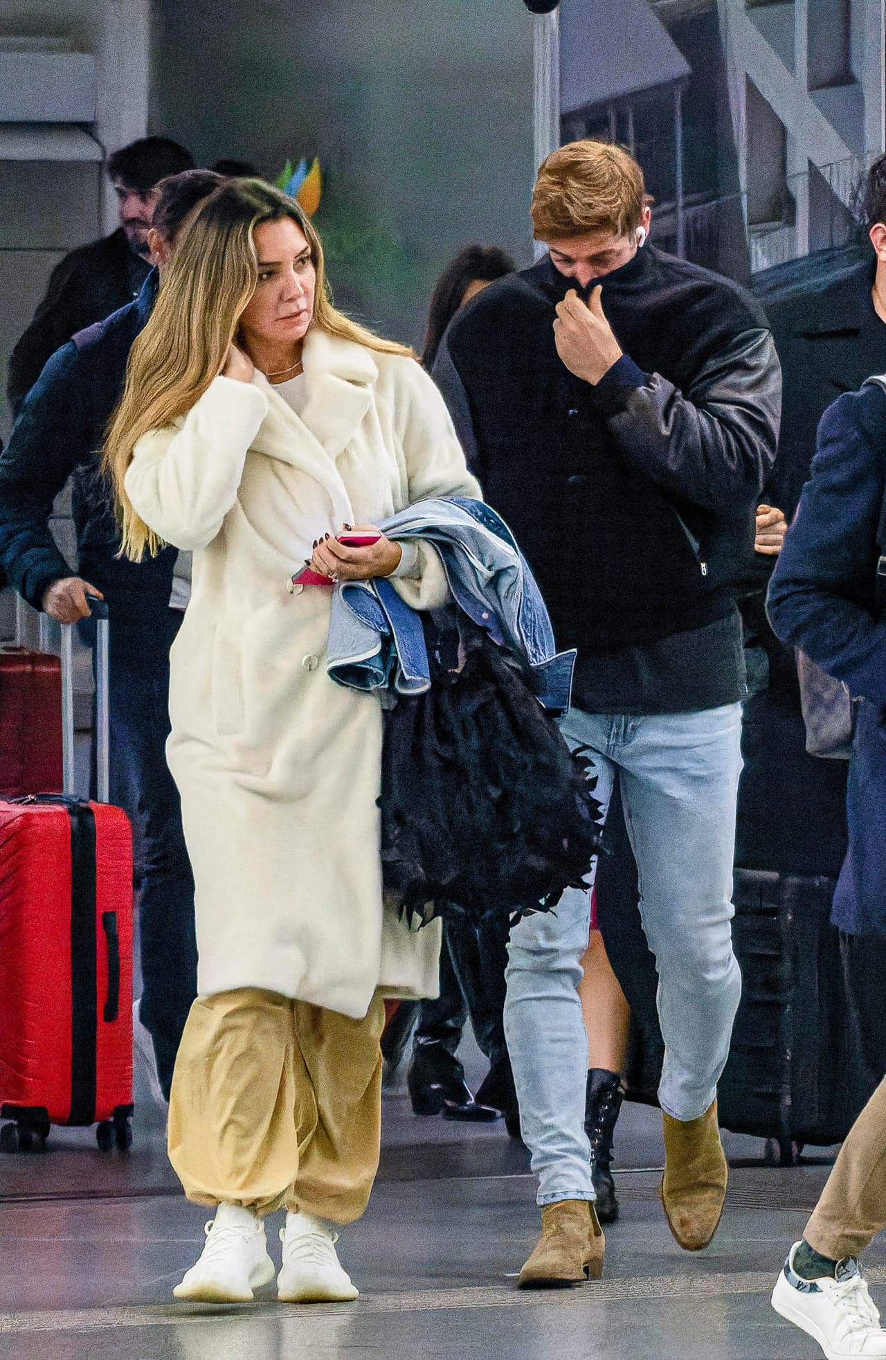 A la actriz se le captó con un abrigo para protegerse del frío en plena noche mientras que a Levy se le vio con una chaqueta mientras intentaba darse un poco de calor. 
<br>