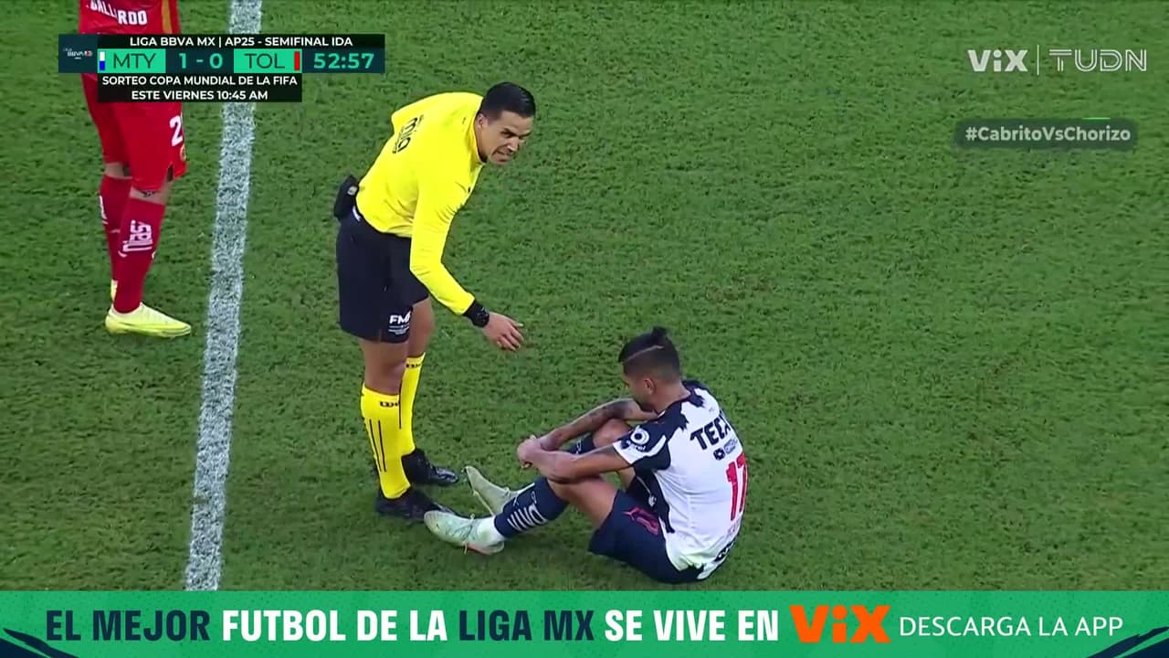 ¡Se va de la cancha! Tecatito no puede más y tiene que salir de cambio