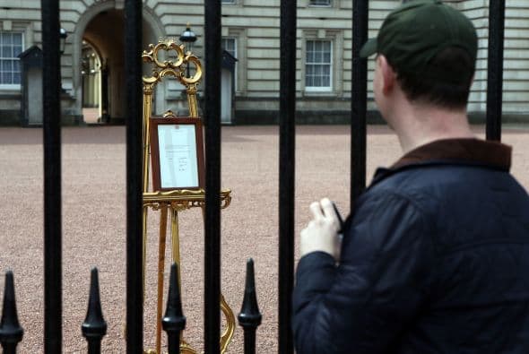 Un curioso leyendo el anuncio.