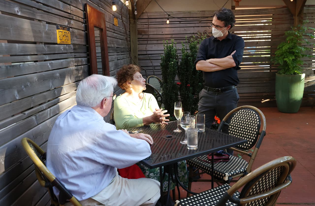 En la Fase 3 también se permite clientela al interior de los restaurantes con una capacidad del 50 por ciento, con medidas como mascarillas y distanciamiento social.