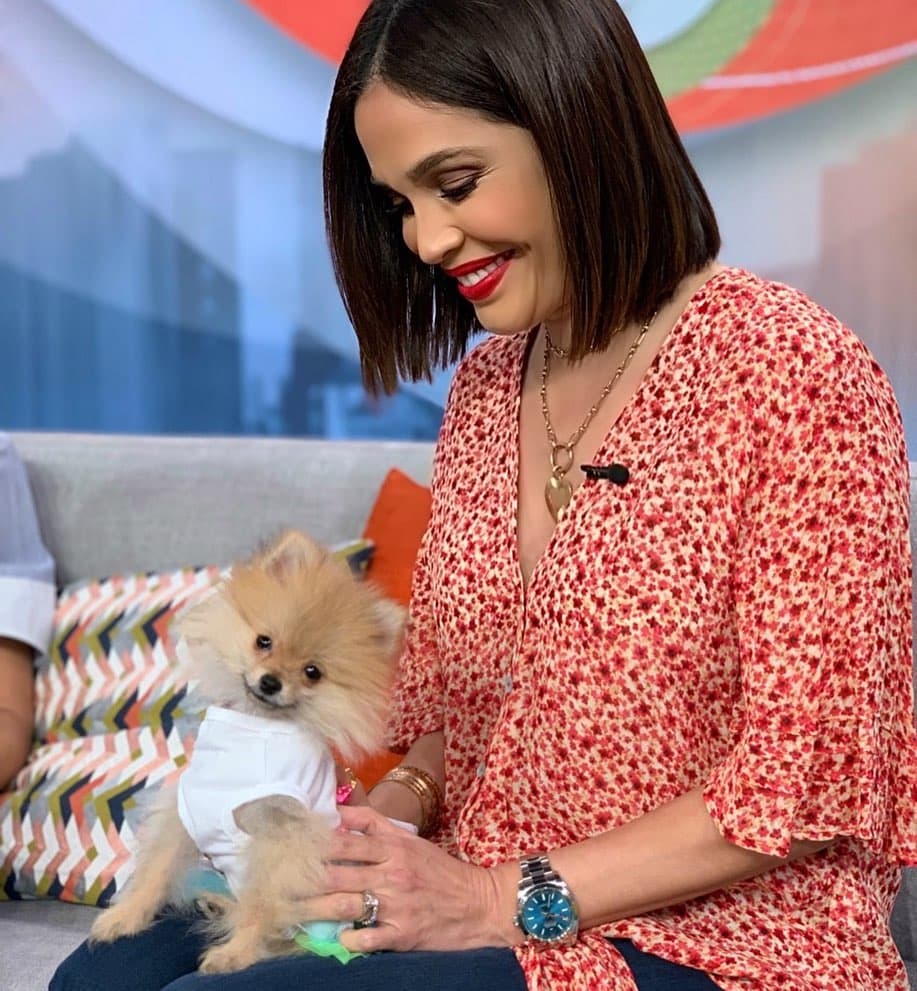 Karla Martínez está enamorada de la pequeña Bombom que cada día la sorprende con 'outfits' a la moda.