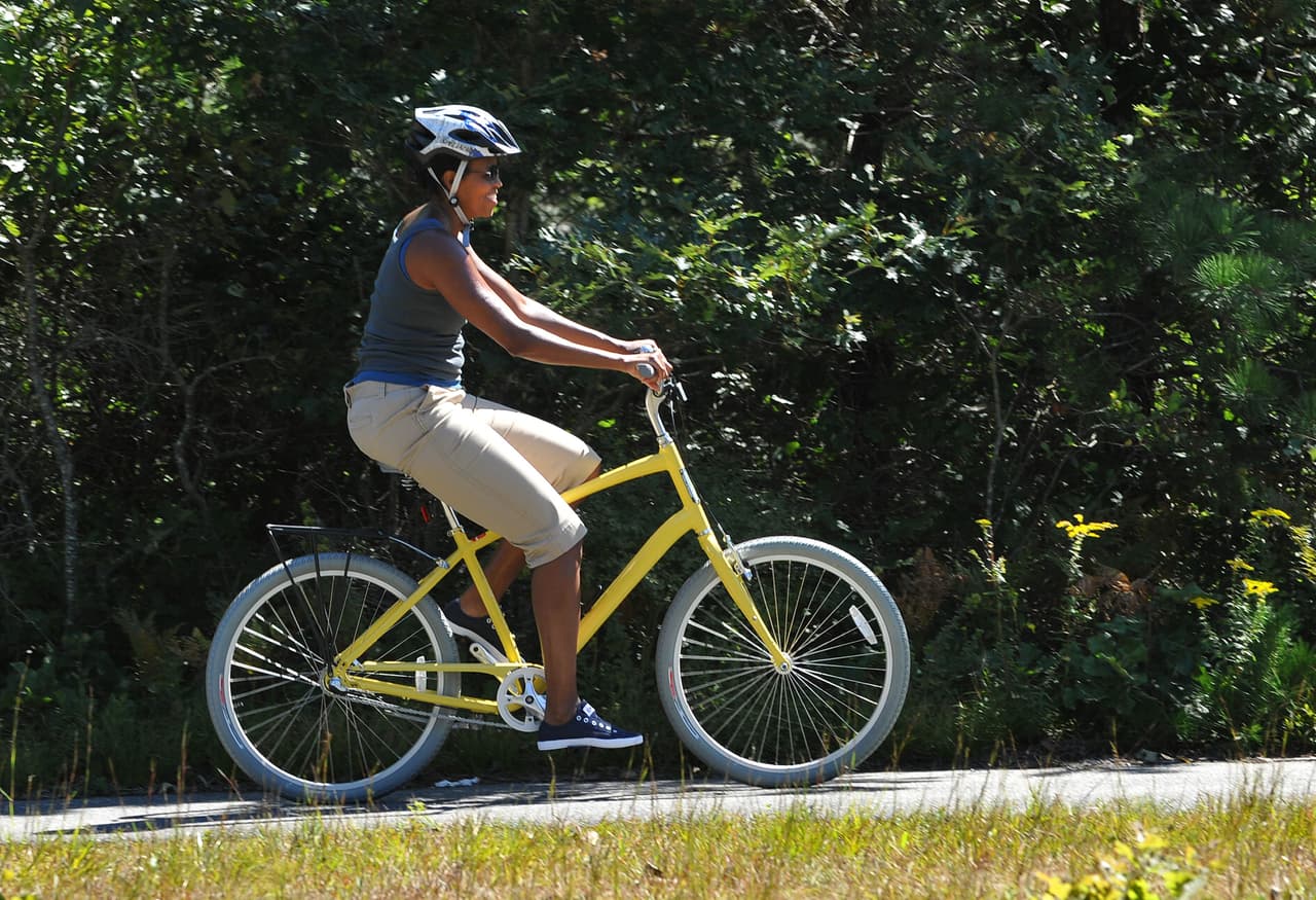 En más de una ocasión también mostró sus propias rutinas de ejercicios en cámara. En youtube se pueden conseguir videos de la Primera Dama en plena sesión de kickboxing,
<a href="https://www.youtube.com/watch?v=AId-rpiZtoU"><u>saltando la cuerda</u></a>, haciendo flexiones en cuclillas y fortaleciendo sus abdominales con una pelota de voleyball. Ademas vendió con humor la idea de que bailar también es una forma de ejercicio en programas como
<a href="https://www.youtube.com/watch?v=_qWuOtP9eZE"><u>The Tonight Show</u></a>.