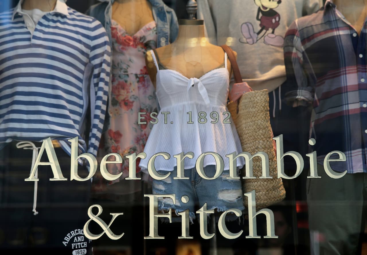 <b>Abercrombie & Fitch:</b>
<br>El minorista de ropa juvenil ha reducido su fuerza laboral, y disminuido el tamaño de sus locaciones. De igual forma cerró unas 40 sucursales, según la publicación Money Wise.