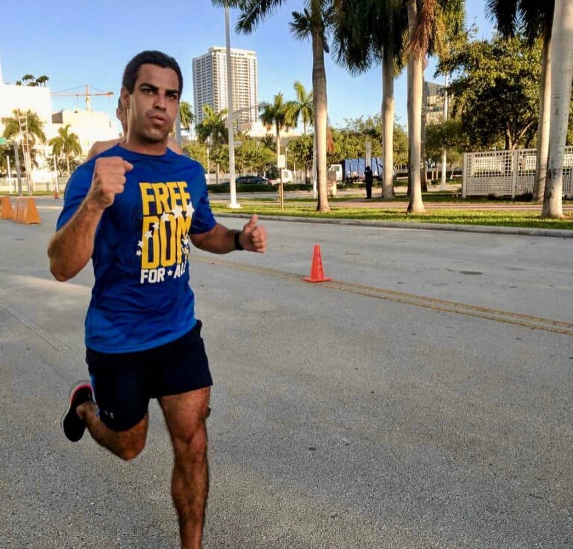 El alcade de Miami Francis Suárez, fue la única autoridad de la ciudad que participó e incluso llegó entre los primeros participantes.
<br>