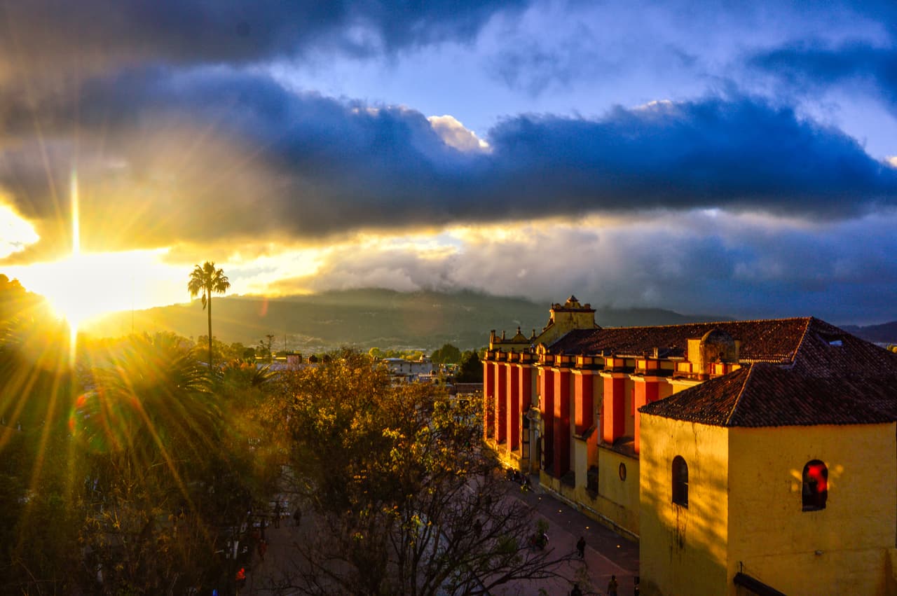 <b>Chiapas (México).</b> Justo al otro lado de la frontera con Guatemala, este estado mexicano está lleno de exuberantes montañas que albergan una decena de importantes sitios arqueológicos mayas. En sus tradicionales pueblos escucharás lenguas antiguas y degustarás platillos centenarios elaborados con ingredientes indígenas. Chiapas también ofrece especiales aventuras en reservas naturales y playas. No tiene hoteles de cinco estrellas y, aunque su atractivo es similar al estado de Oaxaca, es mucho menos concurrido.
