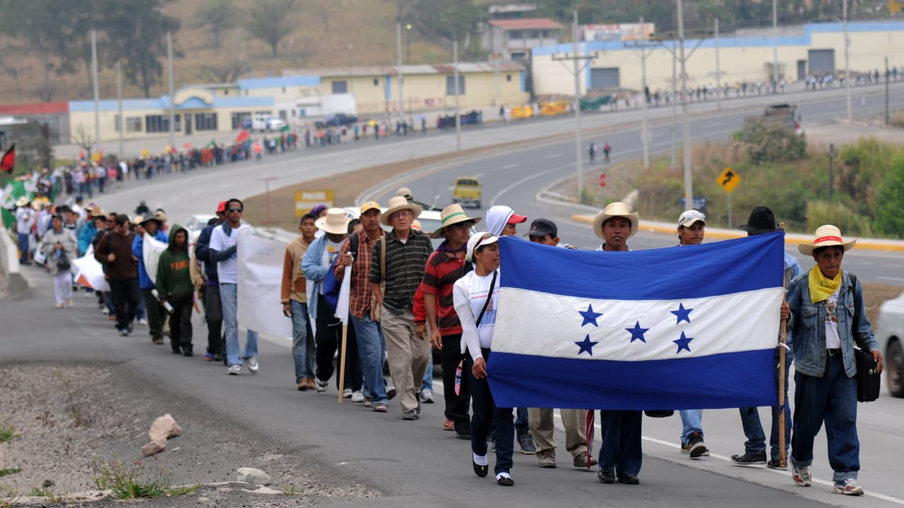 "Un país que se vende a precio de gallo muerto"