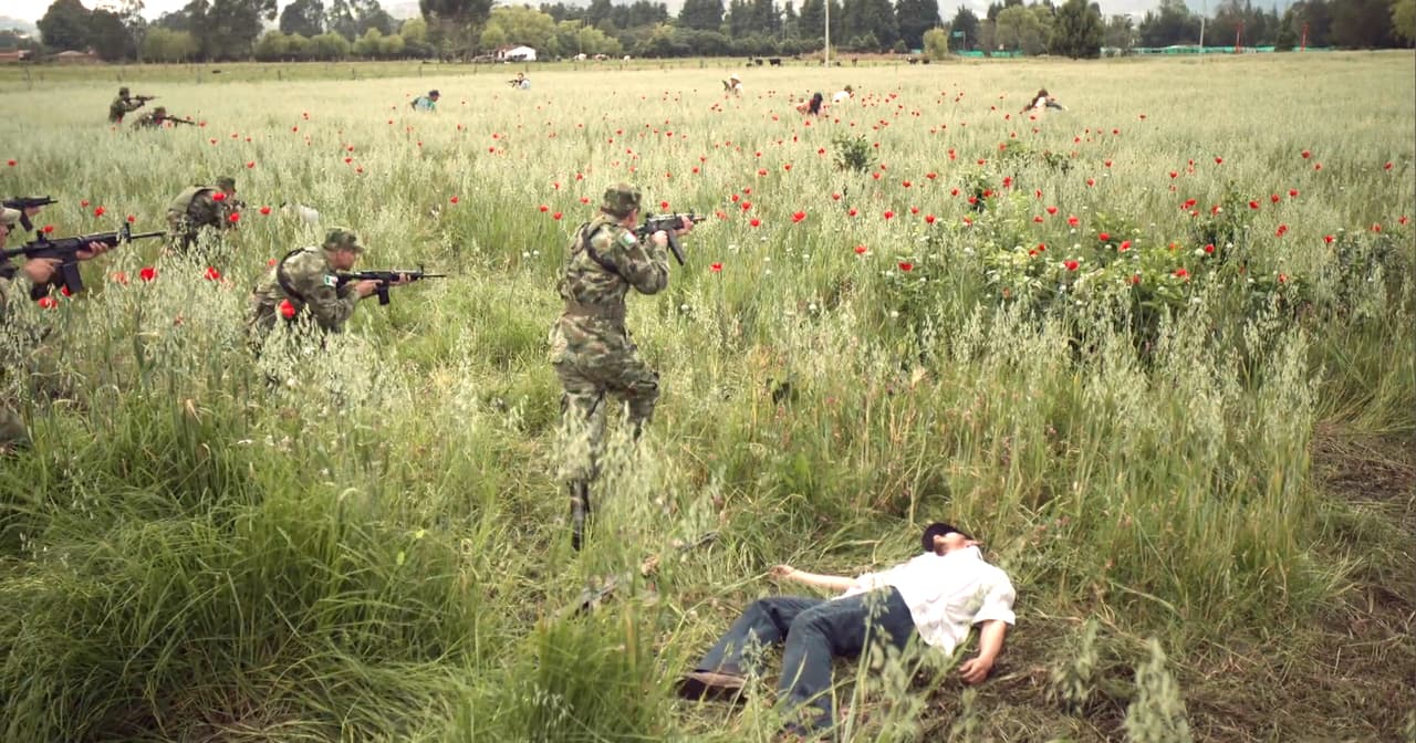 A few of the heavily-armed military men employed by Joaquín Guzmán captured a field and threatened all the surviving peasants. “You used to work for Chente. Now you work for Sinaloa, understood?”, was their instruction.