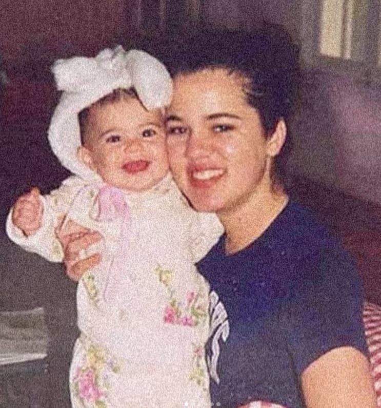 La mujer de 37 años admitió en 2021 que la única vez que pasó por el bisturí
<a href="https://www.univision.com/famosos/famosas-que-revelaron-por-que-se-operaron-la-nariz-fotos">fue cuando se operó la nariz</a>, pero en los últimos años sus seguidores han dudado de esto.