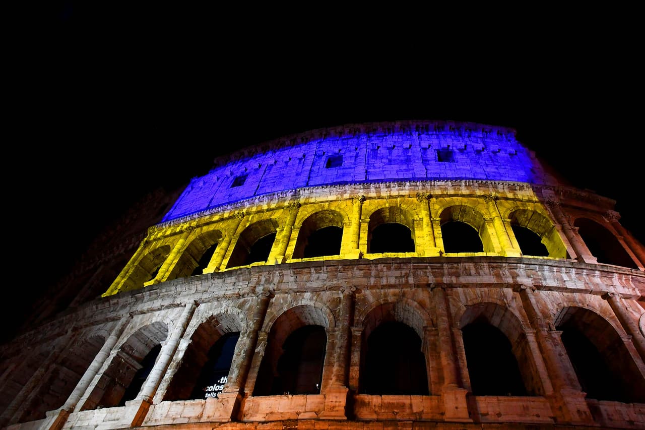 El histórico coliseo de Roma iluminado con los colores de la bandera ucraniana, el 24 de febrero. Ese día Rusia comenzó una operación militar contra Ucrania que ha sido condenada por los líderes mundiales y ciudadanos en todo el mundo. 
<br>
<br>
<i><a href="https://www.univision.com/noticias/mundo/muestras-generosidad-solidaridad-con-ucrania-por-todo-el-mundo-fotos"><u>Vea aquí las fotografías de las manifestaciones de solidaridad con Ucrania alrededor del planeta.</u></a></i>
<br>