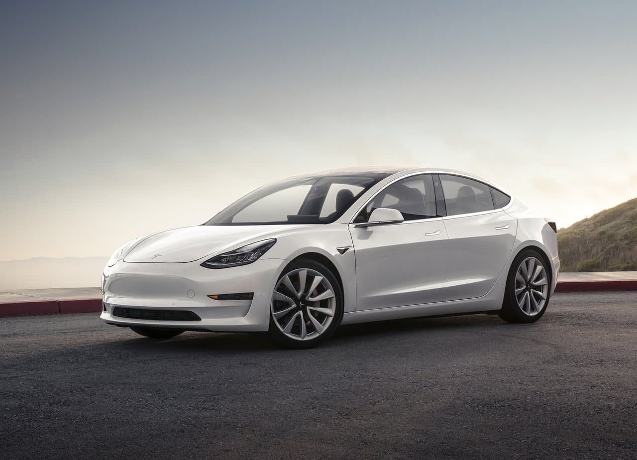 <h3 class="cms-H3-H3"><b>1. Tesla Model 3</b></h3>
<br>
<b>Diferencial porcentual de precio sobre modelo de un año de uso: </b>5.5%
<br>
<b>Diferencial de precio en dólares sobre modelo de un año de uso: </b>$2,529
<br>
<br>En la cima de esta lista se encuentra el Model 3 de Tesla. Este vehículo tuvo el mayor número de pedidos anticipados que cualquier auto jamás producido y el fabricante no alcanzó sus objetivos de producción hasta julio de 2018. Debido a que es un auto que recientemente llegó al mercado y cuenta con una alta satisfacción entre sus propietarios, hay un bajo inventario de versiones usadas, lo que da lugar a que su precio sea tan solo 5.5% más barato que su versión nueva.