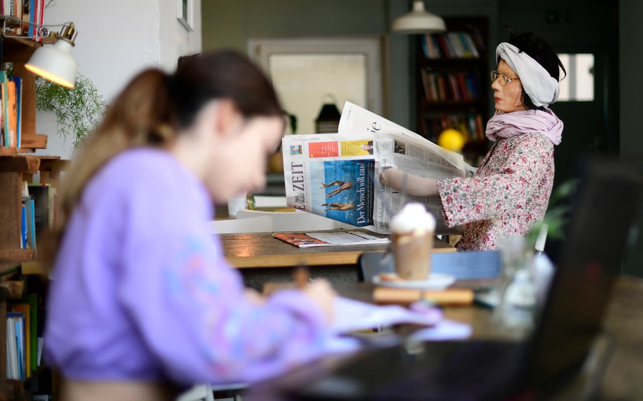 Un café de Essen, Alemania, colocó los muñecos de un teatro para marcar los espacios que no pueden ser ocupados dentro del establecimiento. 18 de mayo.