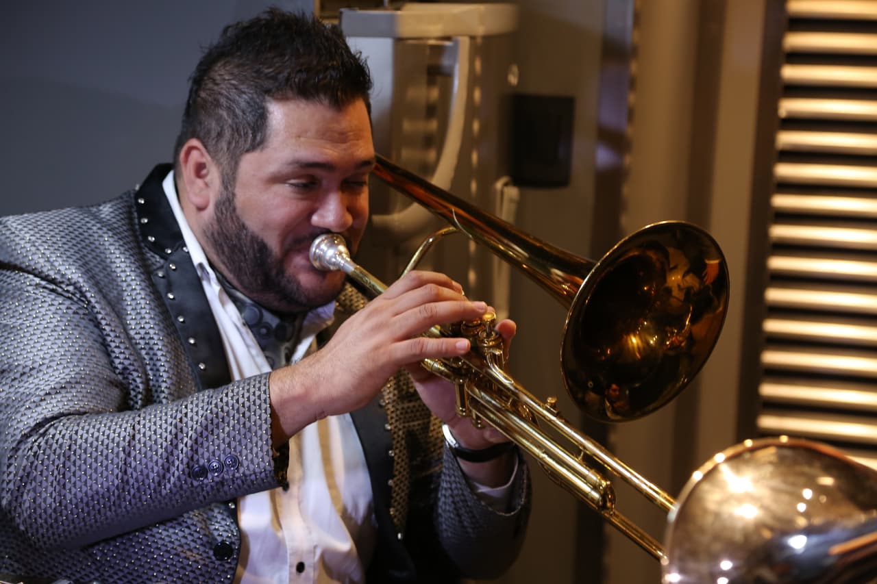 Una vez el bus llega a su destino final, la acción comienza para los integrantes de El Recodo, quienes empiezan a ensayar los instrumentos y a ultimar cada detalle para subir al escenario y complacer al público.