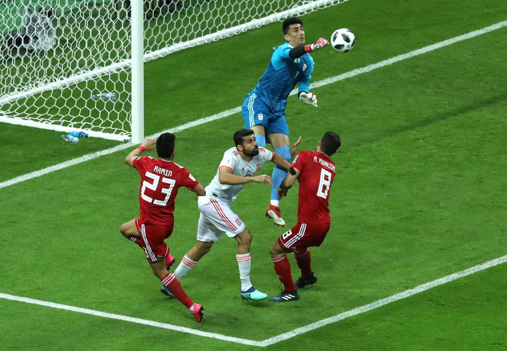 Elevándose por todo lo alto, el espigado arquero iraní Alireza Beiranvand, quien con un fuerte puñetazo alejó ese peligroso balón aéreo con malas intenciones al área persa.