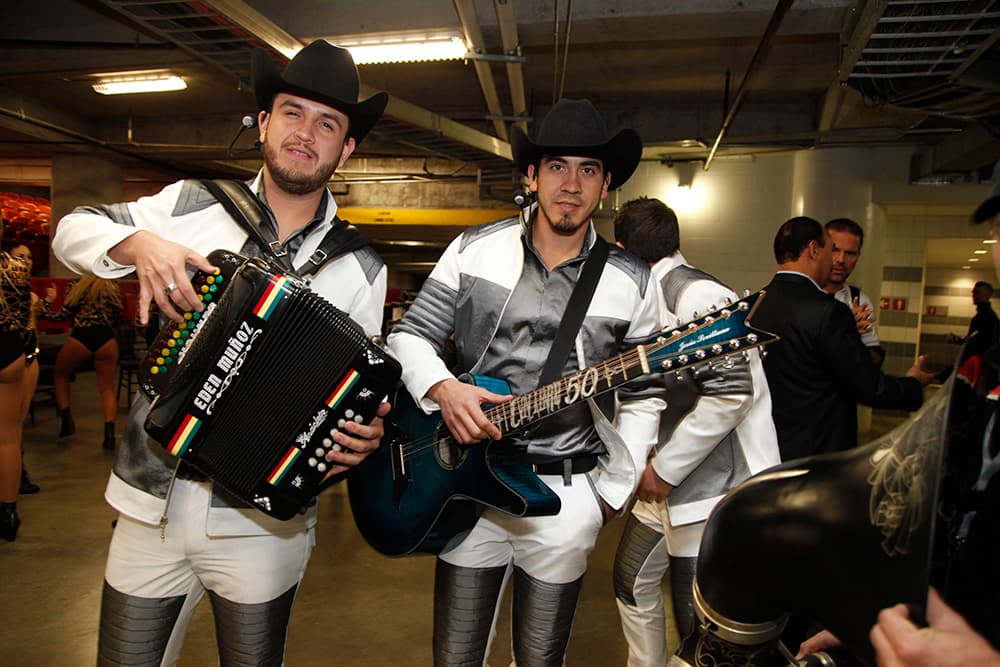 Sigue la transmisión en vivo, y no te pierdas cada detalle. Las conductoras del backstage serán Nastassja Bolívar y, por primera vez, la participación de Stephanie Bradford, de Variety Latino.