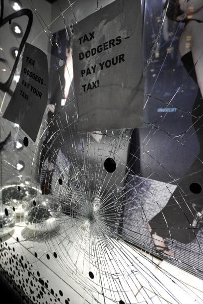 Las protestas alcanzaron al Príncipe Carlos y su esposa Camila, quienes fueron interceptados rumbo al Teatro London Palladium, donde participarian en un acto de beneficiencia.