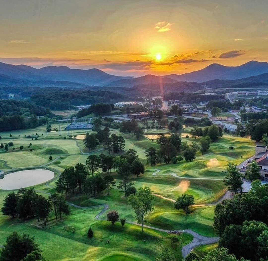 <b>Blairsville</b>: Dado que está al lado del Bosque Nacional Chattahoochee, es fácil ver por qué esta ciudad es una escapada de montaña tan apetecida. Alquila una cabaña y desaparece por el día, sumergiéndote en la verdadera naturaleza de Georgia.