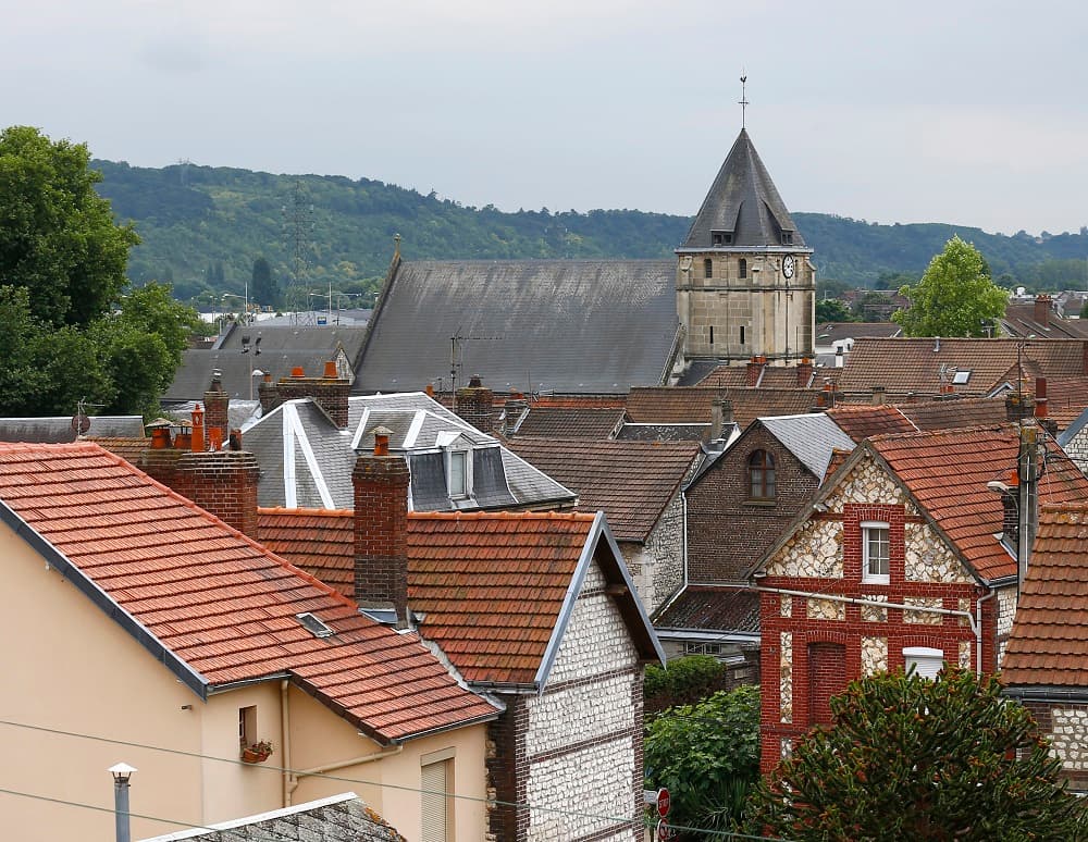 Imagen de la iglesia en Saint Etienne du Rouvray (Francia) donde los supuestos terroristas degollaron un sacerdote.