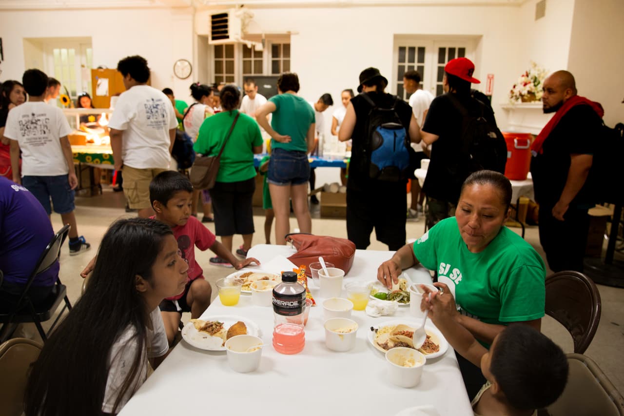 LUNES 25 DE JULIO. 1:30 PM. Alma López participó junto a su familia en la protesta por los derechos de los hispanos esta tarde en Filadelfia, ahora come junto a los demás manifestantes en una iglesia del centro de la ciudad. Su esposo, un inmigrante indocumentado, se encuentra en Pike County, un centro de detención del departamento de inmigración en Pensilvania.
