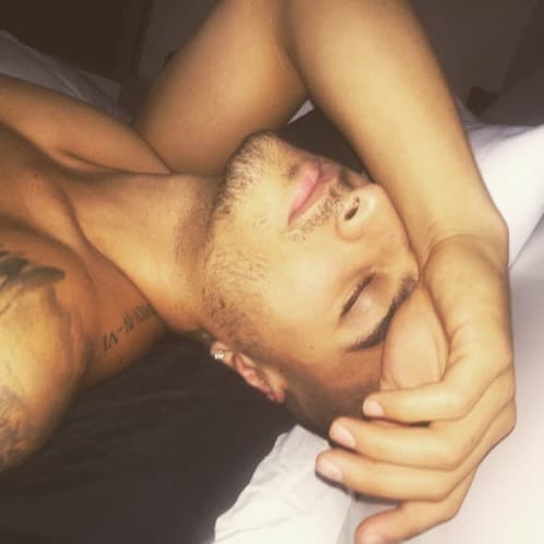 Maluma nos invita al rincón más íntimo de su hogar, compartiendo varias fotos entre sábanas.