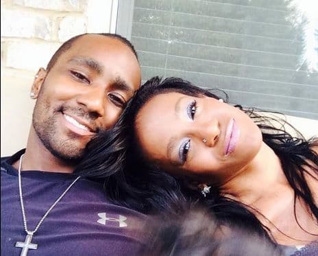 Para empeorar las cosas, Bobbi Kristina se se comprometió con su hermano adoptivo Nick Gordon y empezaron a hacer una vida de pareja.