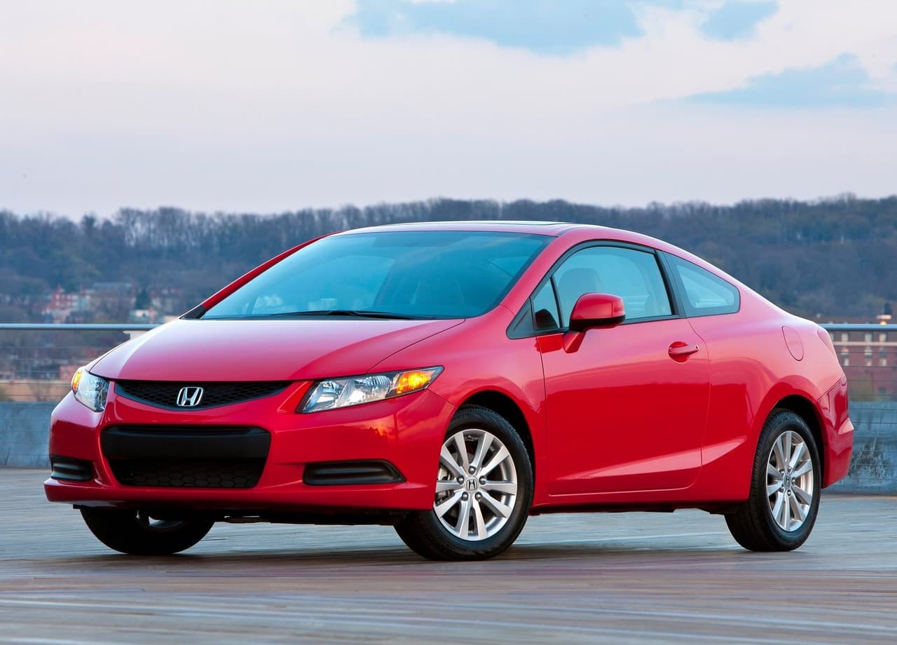 <h3 class="cms-H3-H3"><b>Honda Civic Coupe 2012 </b></h3>
<br>
<br>
<b>Precio promedio: </b>$9,406
<br>
<br>Para el modelo 2012, el Honda Civic entró a su novena generación totalmente rediseñado, ofreciendo una combinación única de accesibilidad, confiabilidad y refinamiento. Este vehículo no solo ha sido un estandarte para la categoría, sino también para el transporte personal en general.
<br>