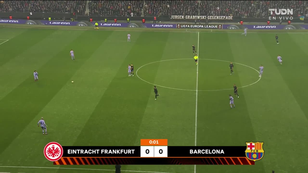 Arranca el partido y la pelota está en juego.