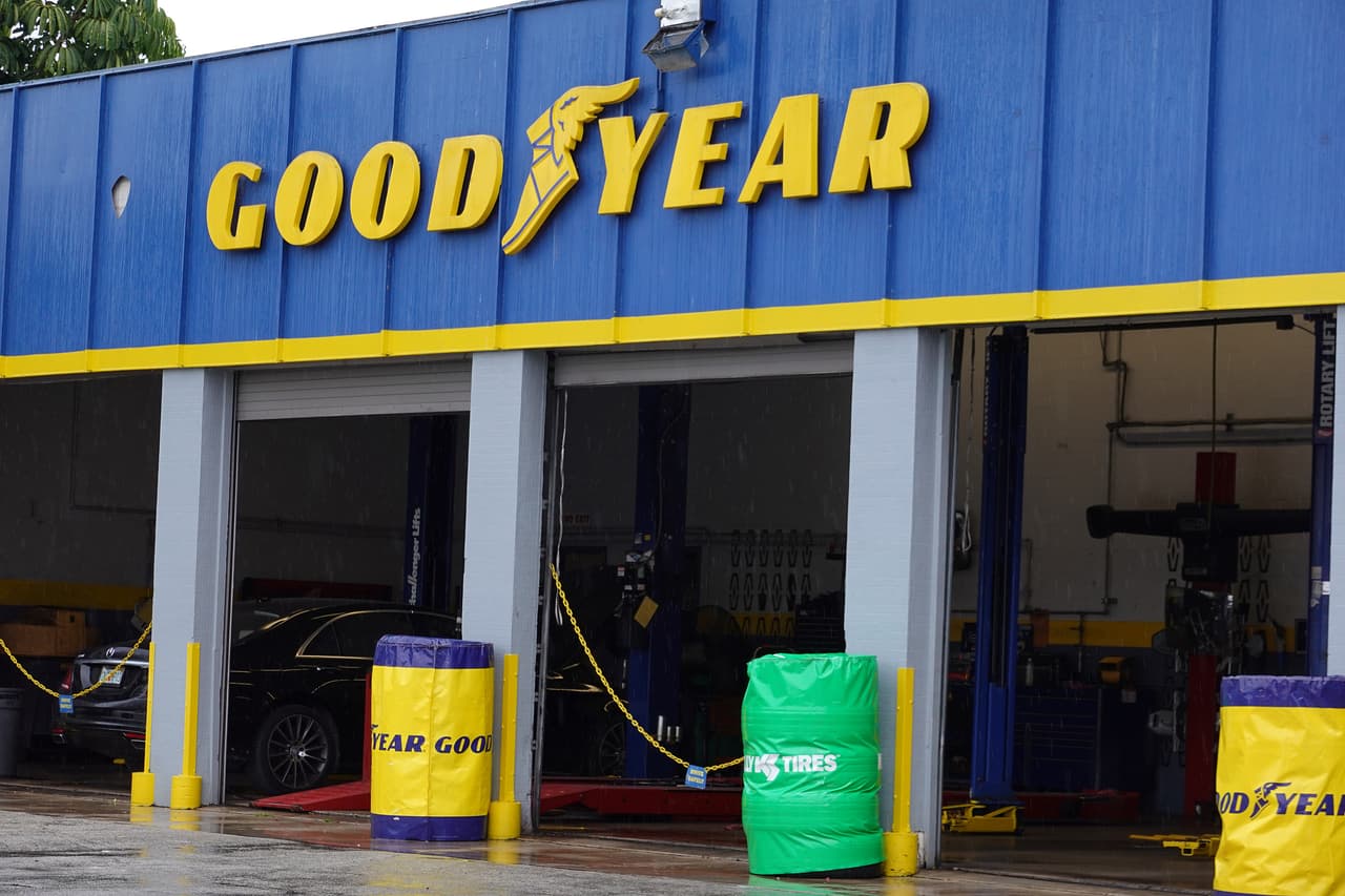 <h3 class="cms-H3-H3">GoodYear</h3>
<br>El presidente Trump pidió a sus seguidores el pasado miércoles en su cuenta de Twitter
<a href="https://www.univision.com/radio/raul-brindis/trump-pide-boicotear-a-goodyear-luego-de-enterarse-que-a-sus-empleados-no-les-permiten-usar-prendas-alusivas-a-su-campana-video">no comprar llantas de esta marca y amenazó con retirarlas de su limosina presidencial. </a>Esta reacción del mandatario se debió a que un empleado de la compañía publicó una foto -que se volvió viral-
<b>sobre un mensaje de la empresa en la que le prohibía a sus trabajadores el uso de atuendos con el slogan de la campaña electoral de Trump "Make America Great Again". </b>
<br>
<br>"¡Consigan mejores neumáticos por mucho menos! (Esto es lo que hacen los demócratas de izquierda radicales. Podemos pagarles con la misma moneda y tenemos que empezar a hacerlo ahora)”, escribió Trump.
<br>