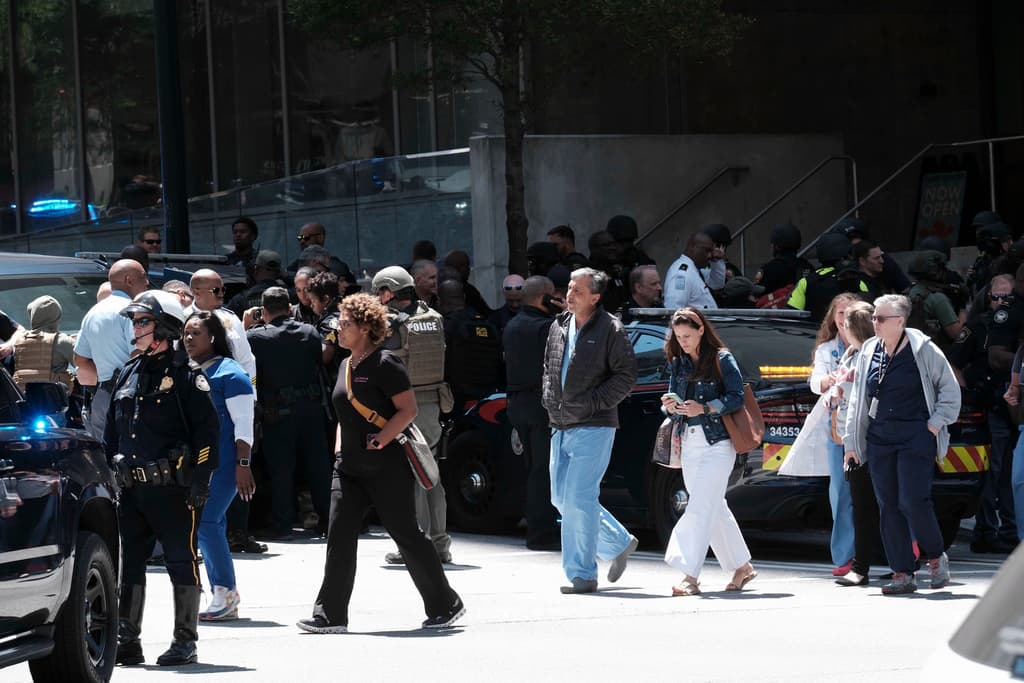 Un tiroteo registrado en la tarde de este miércoles en Atlanta dejó 
<b>un muerto y cuatro heridos </b>dentro de un edificio en West Peachtree Street, entre las calles 12 y 13.