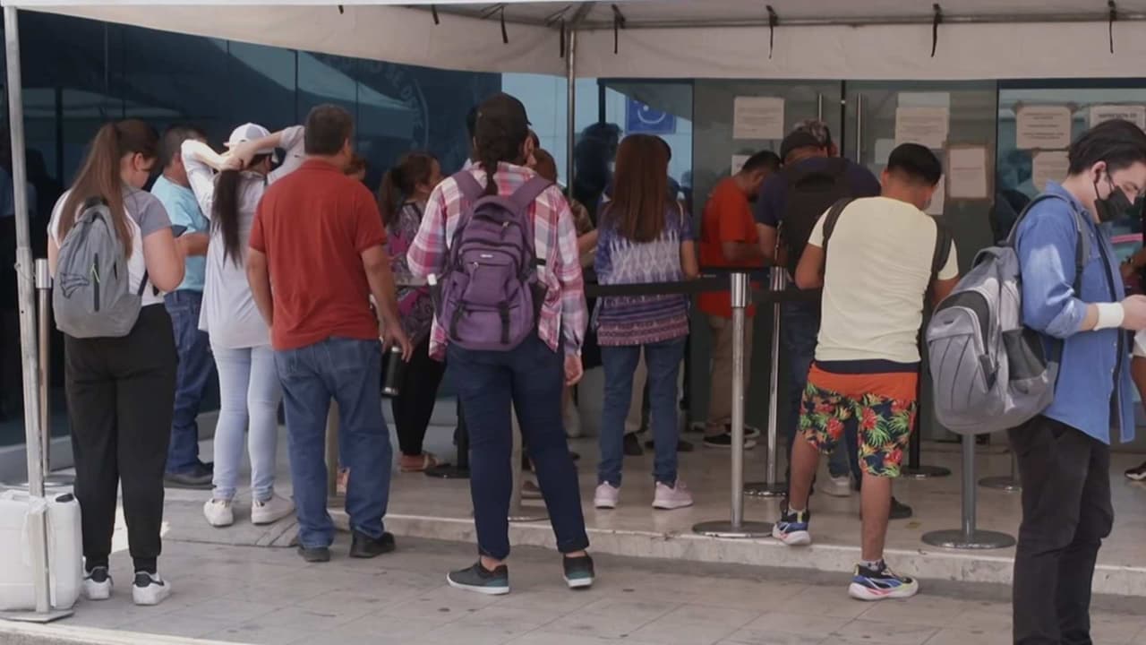 Influencer mexicano guía retorno de inmigrantes a México ante miedo a deportaciones