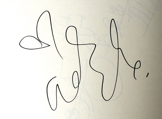 En su firma la pequeña letra mayúscula "A" para Adele, unida a la "D", es humilde y modesta, y muestra lo importante que es para ella conectarse de manera significativa con su público. El dibujo original del corazón es un símbolo del romance, y habla de una naturaleza dulce, emocionalmente cargada que sueña con el amor.