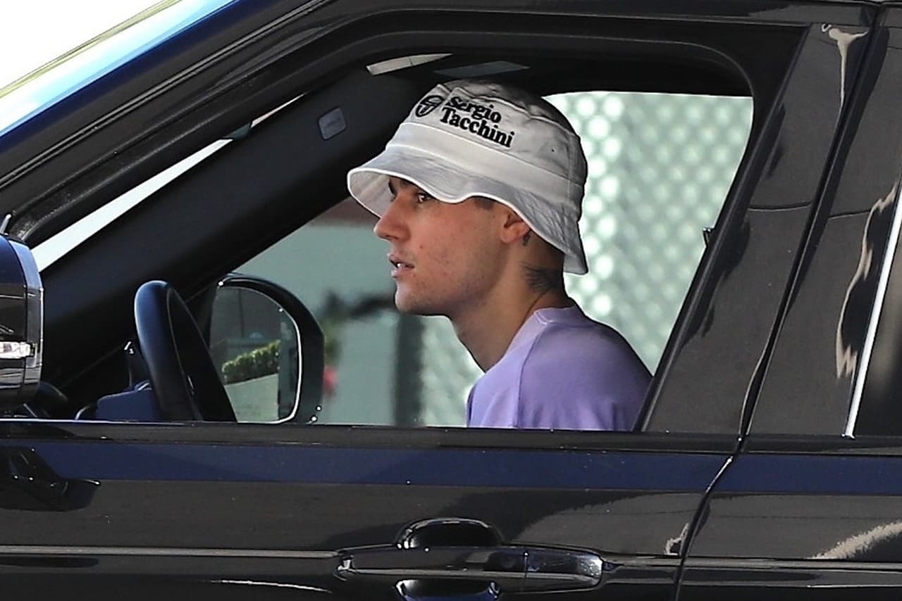 Ese mismo medio reportó que el cantante y la modelo salieron a
<b> comer hamburguesas </b>y fueron a una sala de masajes el miércoles 2 de octubre.
<br>
<br>