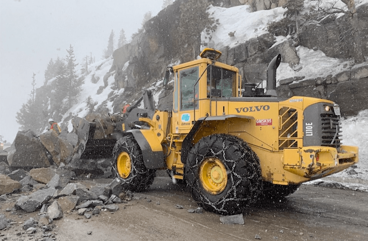 No trates de pasar a los tractores o vehículos de mantenimiento de Caltrans. Estos equipos están limpiando y asegurando las vías para ti y los conductores que vienen atrás.