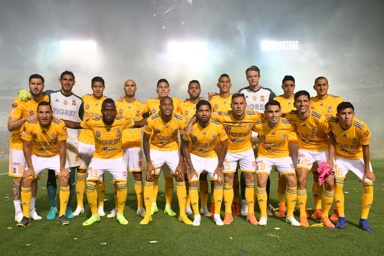 Una imagen que no se ve muy seguido, todo el equipo, incluyendo suplentes, posando para la foto por el equipo de casa.
