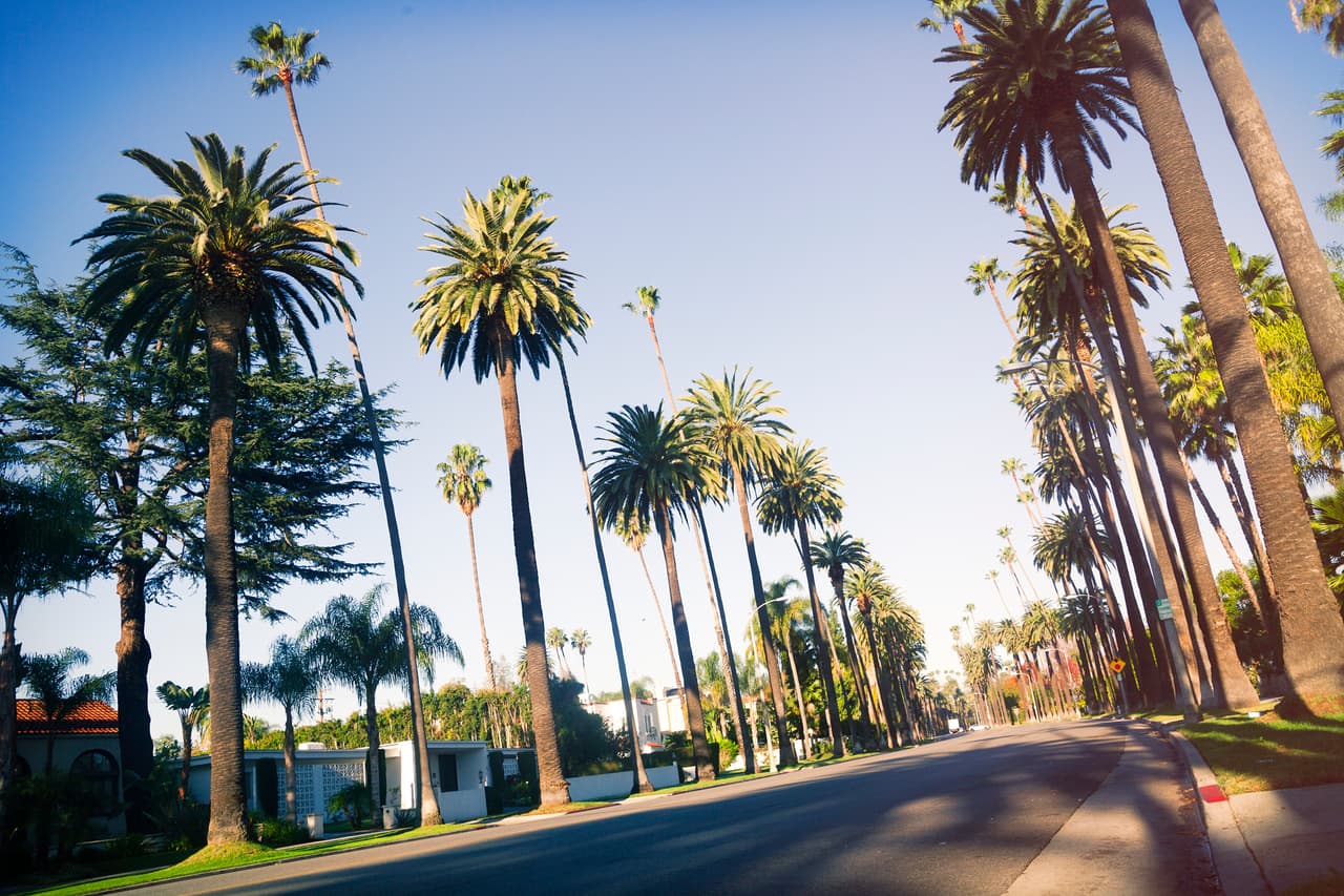 <h3 class="cms-H3-H3">3. Beverly Hills Gateway | Beverly Hills, California</h3>
<br>
<br>Las casas en este lugar de Beverly Hills subieron a un ritmo mucho menor que en el resto de áreas de esta lista, apenas 13% entre diciembre del 2019 y diciembre del año pasado. Pero esa leve alza las llevó a promediar $12.9 millones.