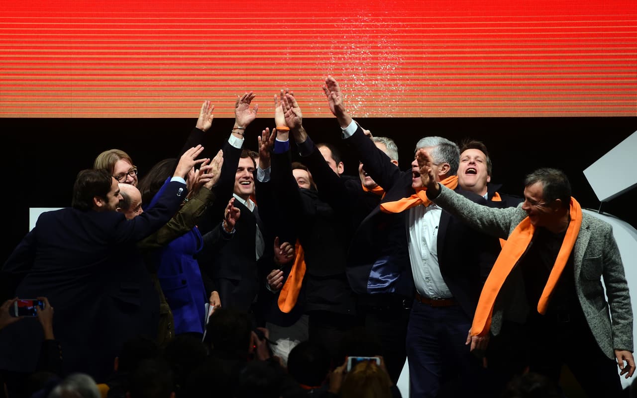 Albert Rivera celebra con parte de su equipo de Ciudadanos en el cierre de campaña.